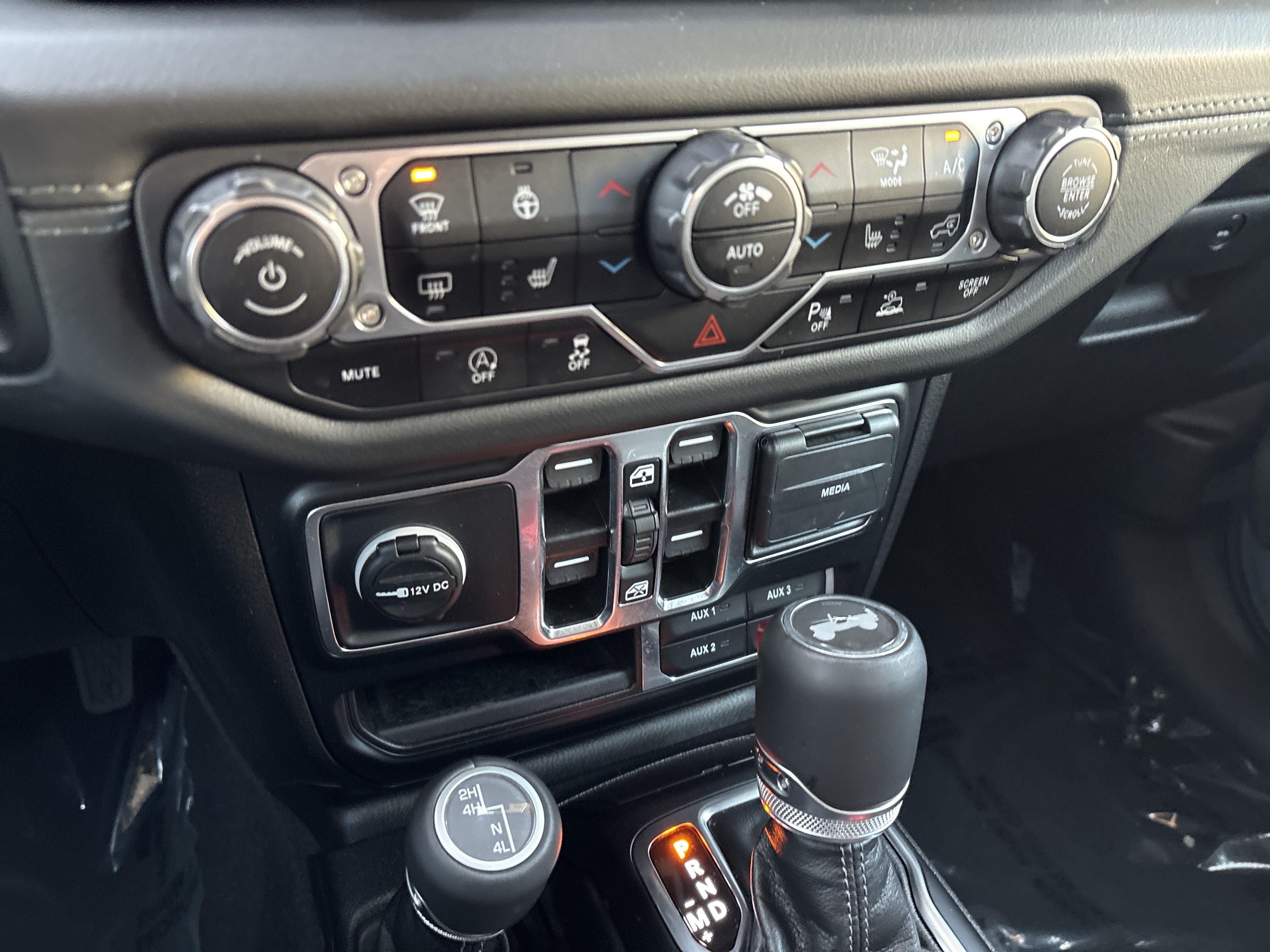 Used 2024 Jeep Wrangler Unlimited Sahara w/ Technology Group AWD/4WD image 30
