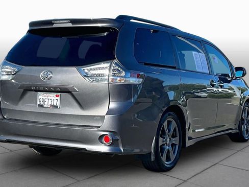 Certified 2017 Toyota Sienna SE Premium FWD image 12