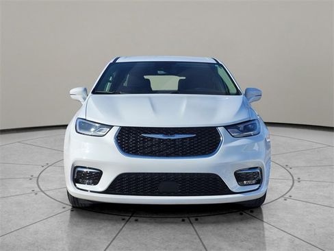 Certified 2022 Chrysler Pacifica Touring-L image 15