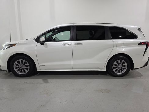 Used 2021 Toyota Sienna Limited image 14