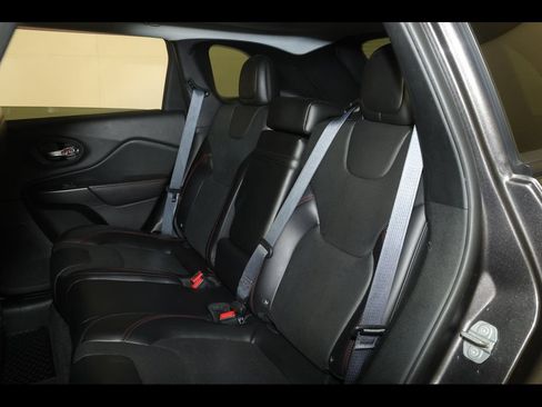Used 2019 Jeep Cherokee Trailhawk AWD/4WD image 30