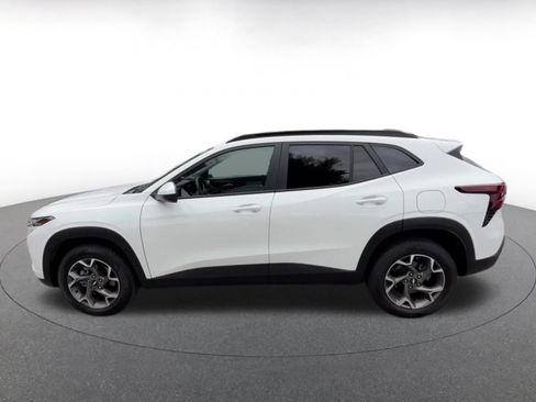 Used 2025 Chevrolet Trax LT FWD image 8