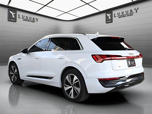 Used 2024 Audi Q8 e-tron Premium image 5