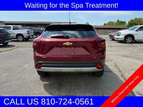 Certified 2025 Chevrolet Trax LT FWD image 2