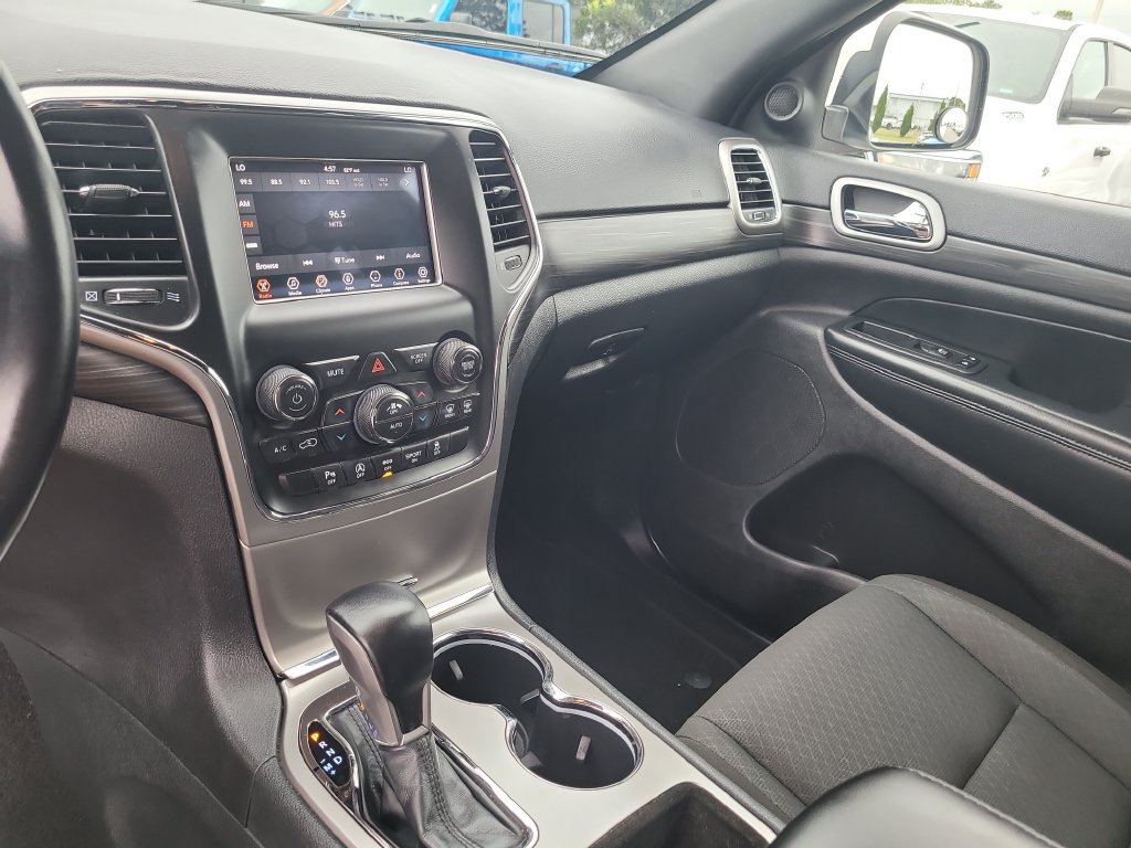 Used 2020 Jeep Grand Cherokee Laredo AWD/4WD image 22