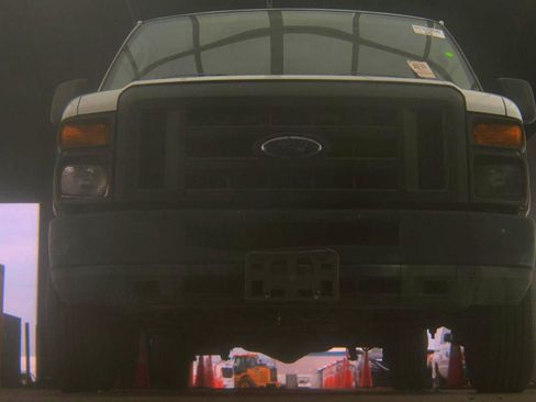 Used 2011 Ford E-150 and Econoline 150 w/ Commercial Cargo Van Pkg RWD image 3