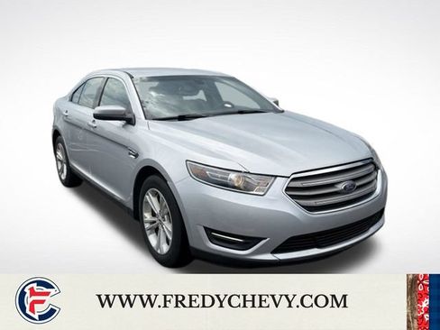 Used 2019 Ford Taurus SEL FWD image 4