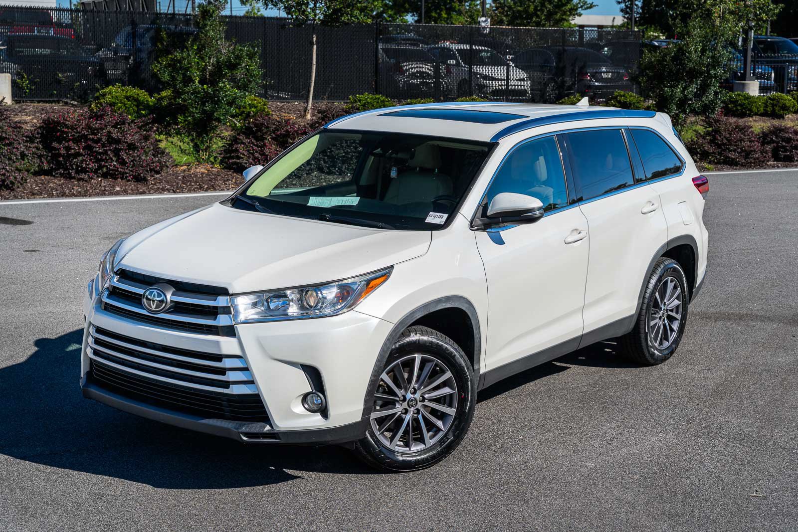 Used 2019 Toyota Highlander XLE FWD image 4