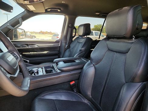 Used 2024 Jeep Wagoneer Series II w/ Flexible Seating Group AWD/4WD image 7