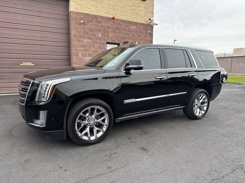 Used 2018 Cadillac Escalade Platinum AWD/4WD image 3