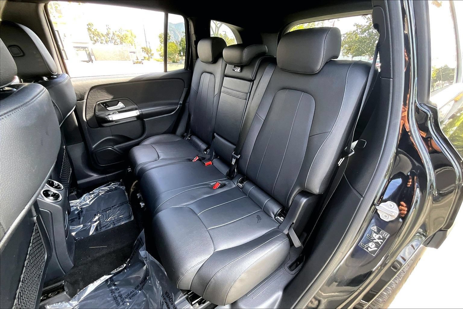 Used 2023 Mercedes-Benz GLB 250 4MATIC w/ Premium Package image 14