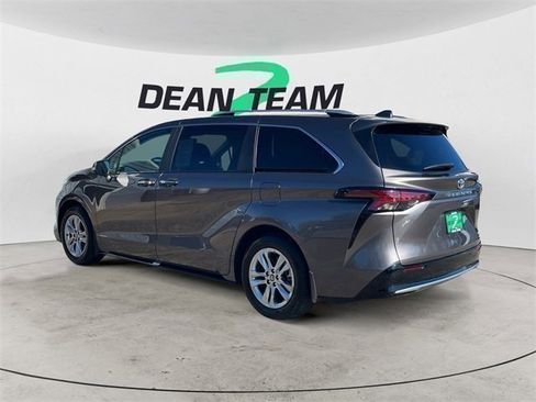 Used 2023 Toyota Sienna Limited image 6