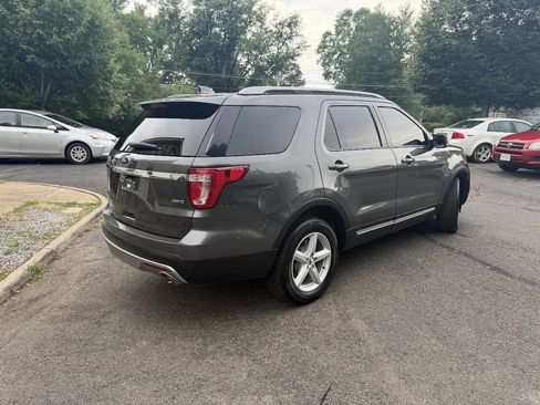 Used 2017 Ford Explorer XLT w/ Equipment Group 202A AWD/4WD image 7