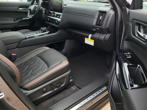 New 2026 Nissan Pathfinder Platinum w/ Accent Package FWD image 11