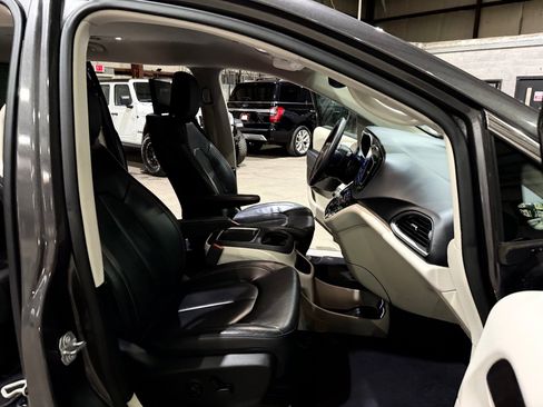 Used 2018 Chrysler Pacifica Touring-L Plus w/ Advanced Safetytec Group FWD image 23
