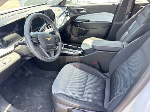 Used 2024 Chevrolet Trax LT w/ Sunroof Package FWD image 15