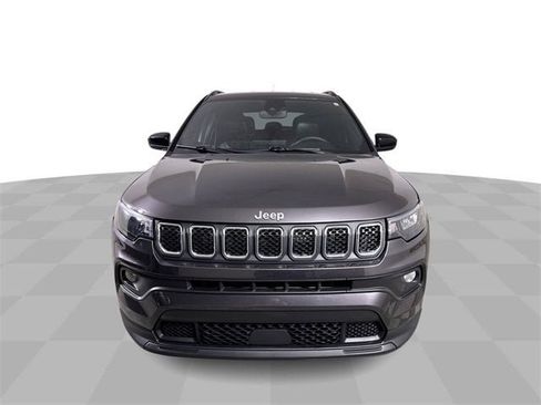 Used 2024 Jeep Compass Latitude image 3