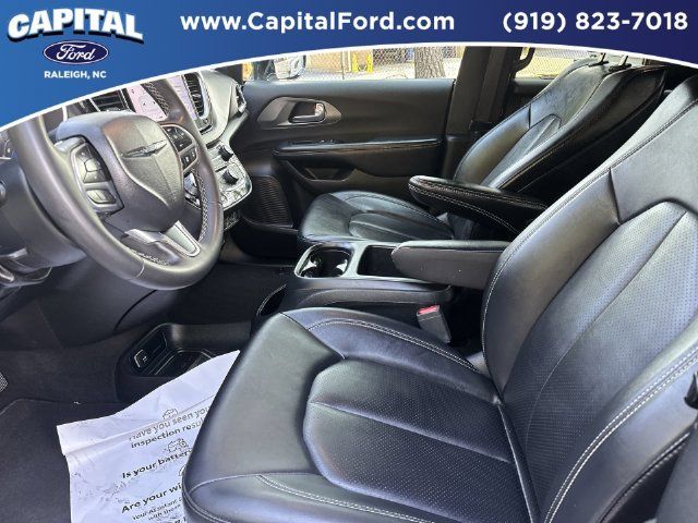 Used 2025 Chrysler Pacifica Select FWD image 18