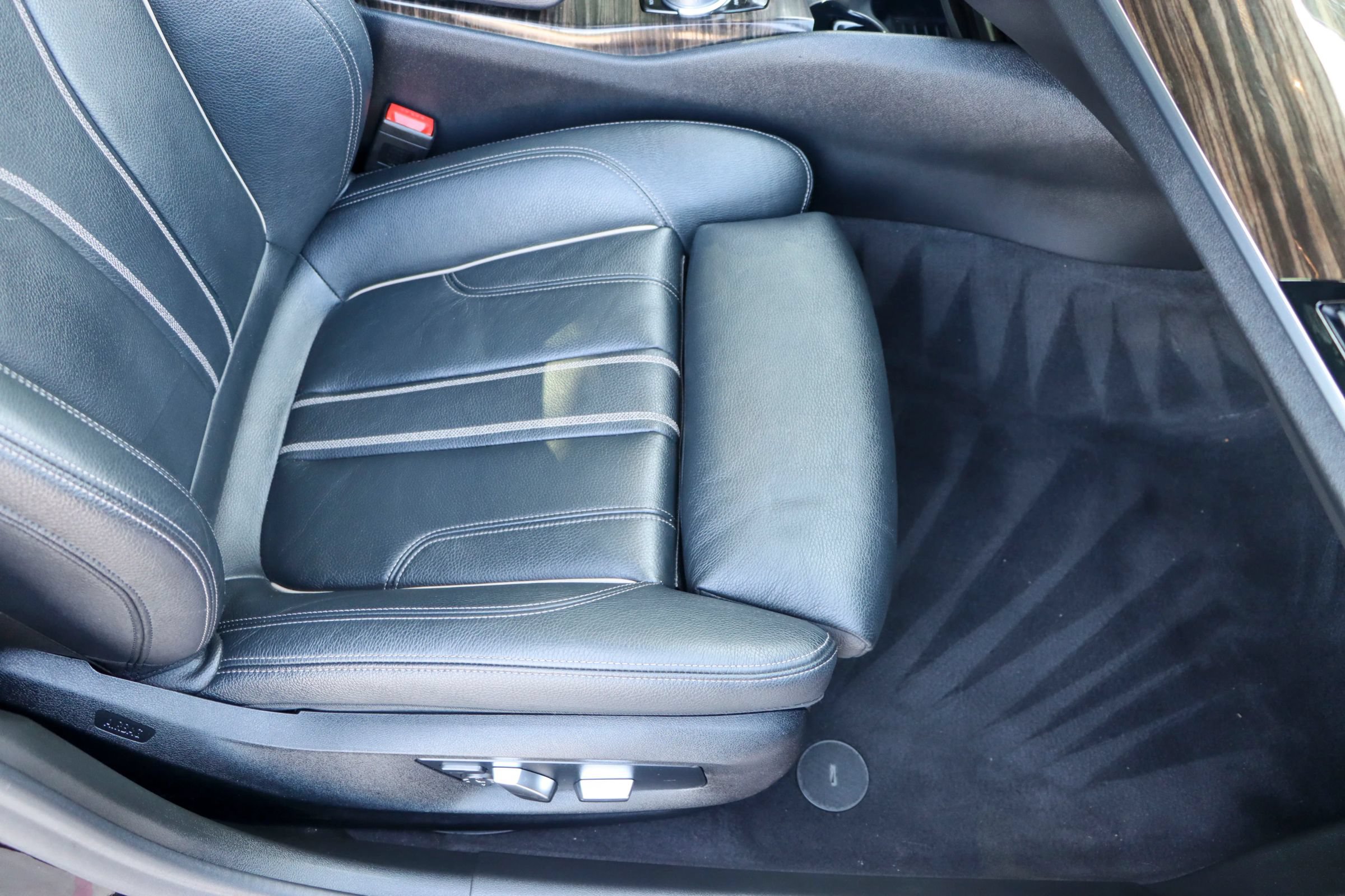 Used 2019 BMW 530e w/ Convenience Package RWD image 22