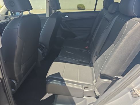 Used 2021 Volkswagen Tiguan SE FWD image 17
