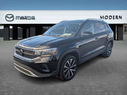 Used 2024 Volkswagen Taos SE image 1