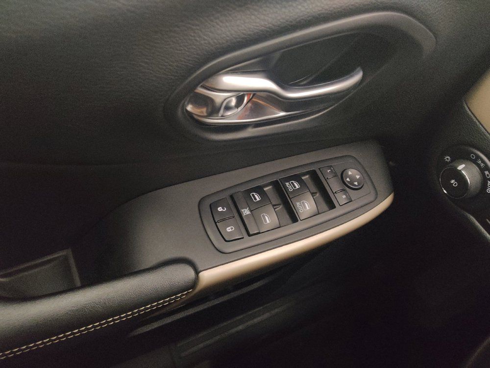 Used 2018 Jeep Cherokee Limited AWD/4WD image 27