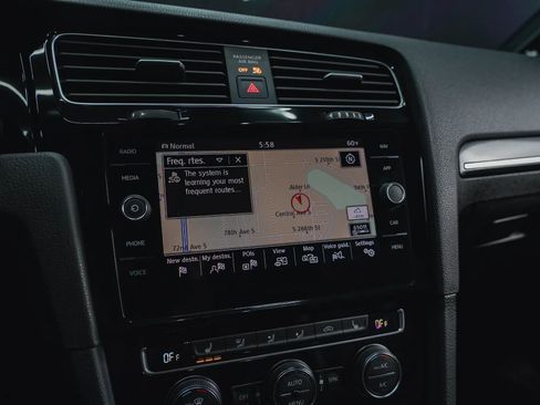 Used 2019 Volkswagen Golf 4-Door image 63