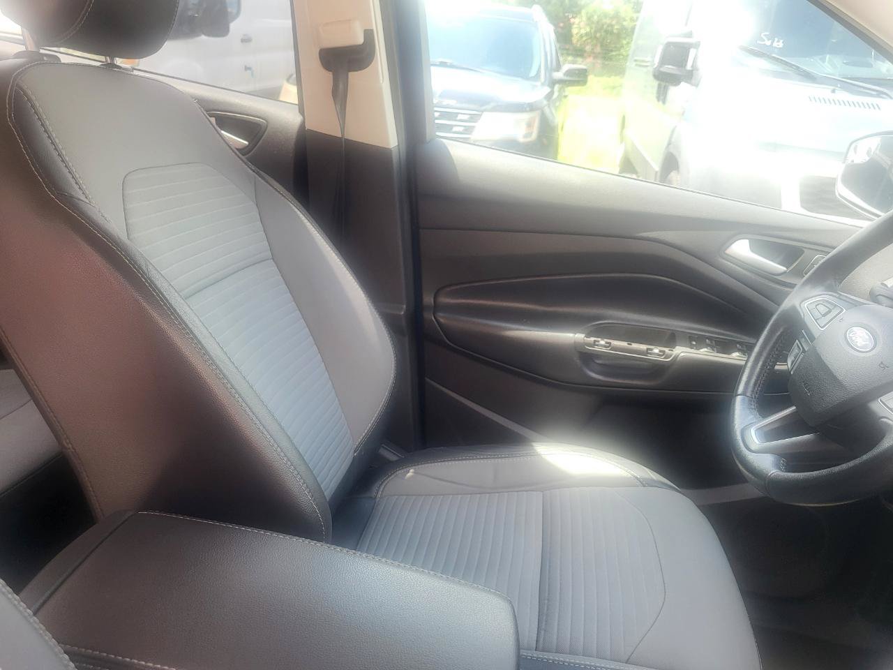 Used 2019 Ford Escape SE w/ SE Sport Appearance Package AWD/4WD image 25
