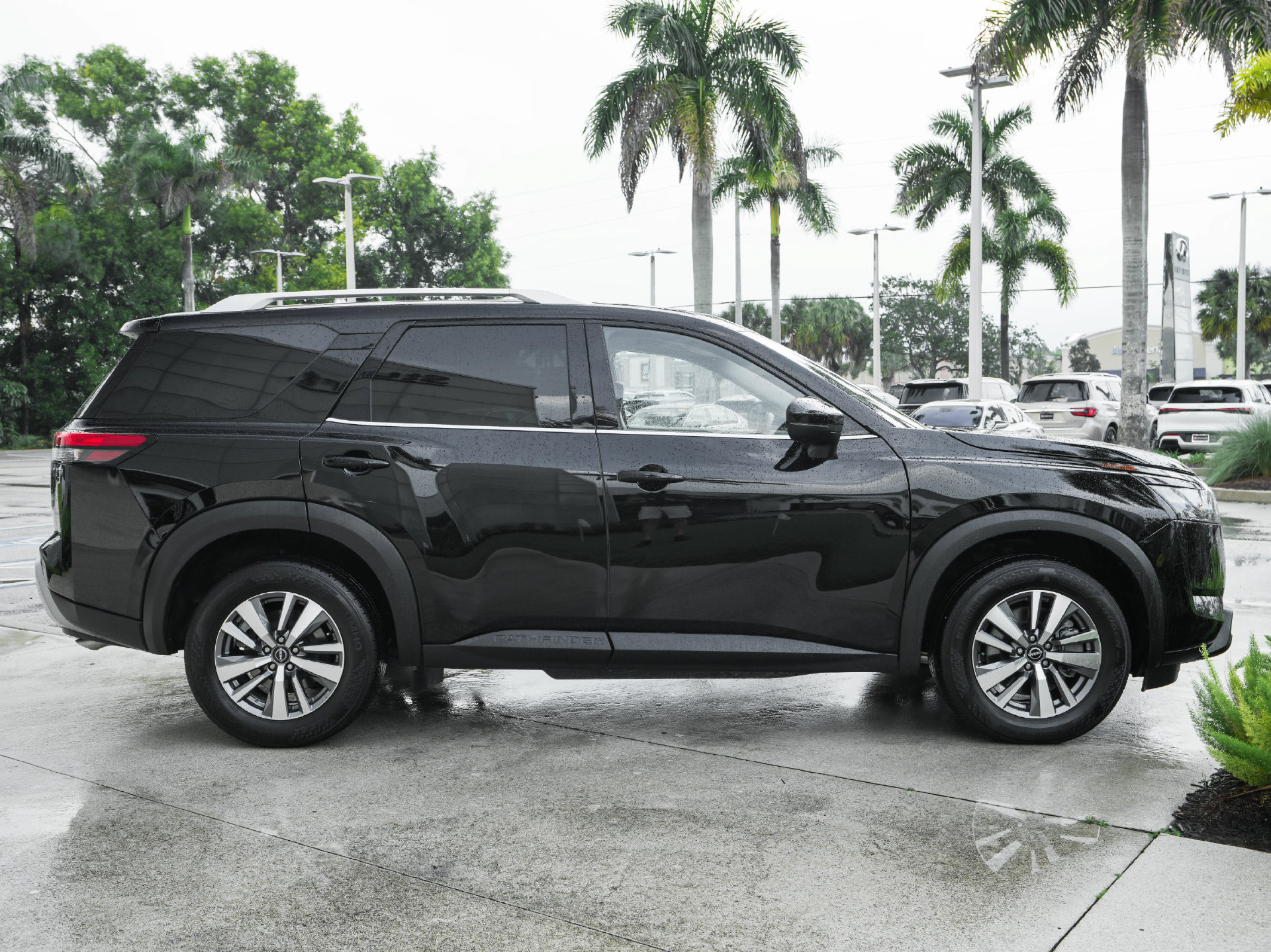 Used 2025 Nissan Pathfinder SL FWD image 33
