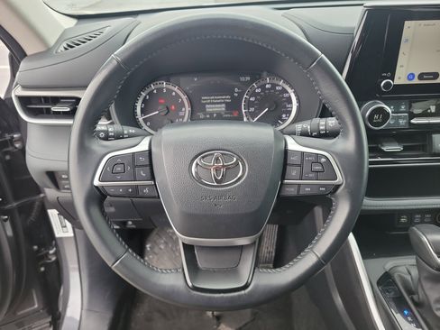 Used 2024 Toyota Highlander LE image 22