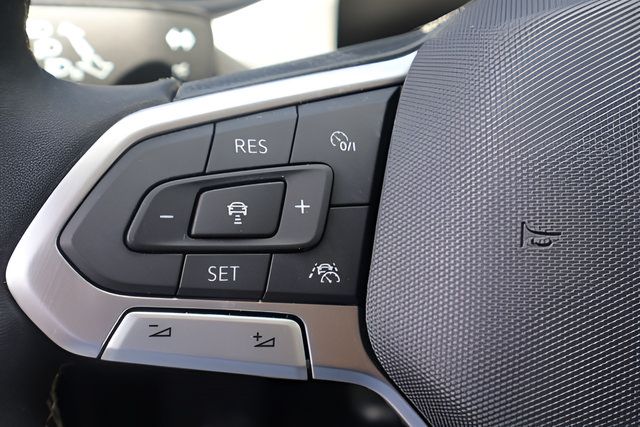 Certified 2023 Volkswagen Taos SE FWD image 21