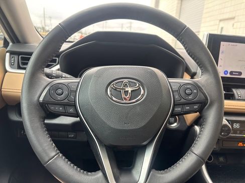 Used 2023 Toyota RAV4 XLE Premium image 19