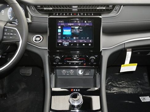 New 2025 Jeep Grand Cherokee Altitude image 8