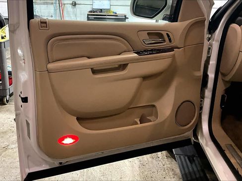 Used 2011 Cadillac Escalade Premium image 22