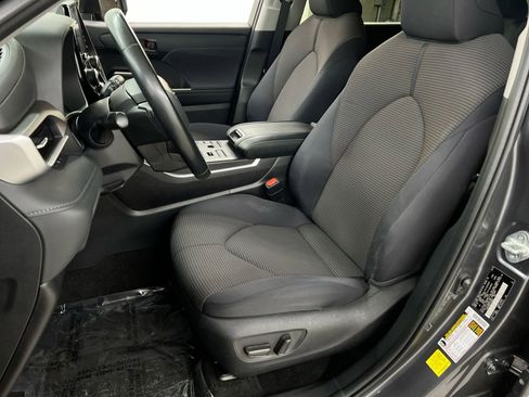 Used 2023 Toyota Highlander LE image 17