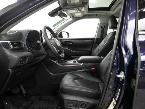 Used 2025 Toyota Highlander Limited AWD/4WD image 25