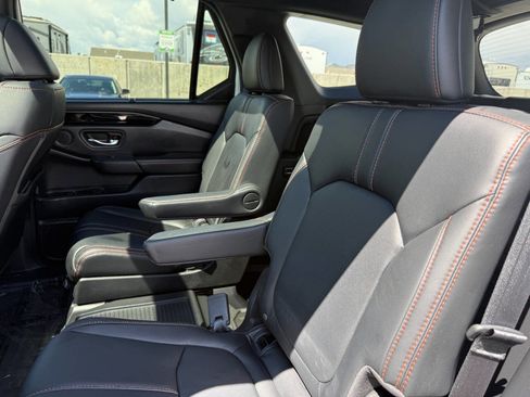 Used 2025 Honda Pilot TrailSport image 22
