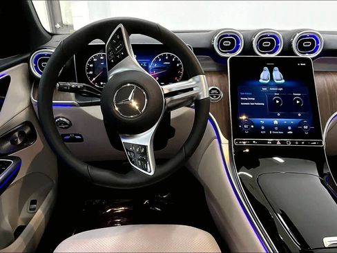 Used 2025 Mercedes-Benz GLC 300 4MATIC image 6