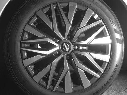 Used 2025 Nissan Altima 2.5 SV FWD image 12