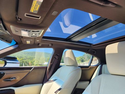 Used 2021 Lexus ES 350 Ultra Luxury w/ Accessory Package 2 FWD image 10