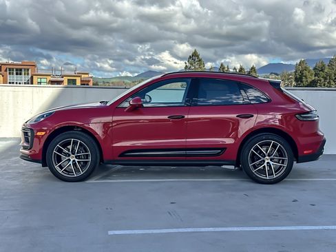 Used 2025 Porsche Macan image 2