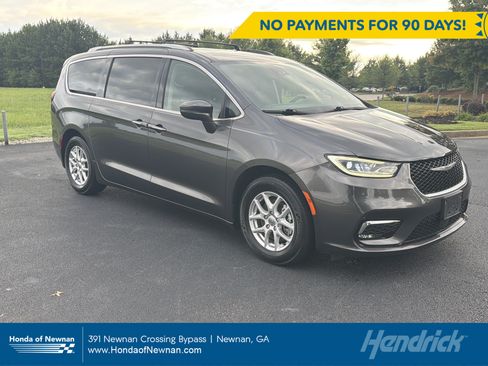 Used 2021 Chrysler Pacifica Touring-L FWD image 1