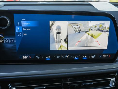 Used 2024 Chevrolet Traverse LT image 14