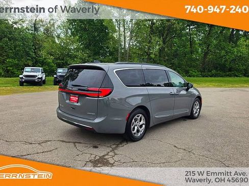 Used 2023 Chrysler Pacifica Limited FWD image 34