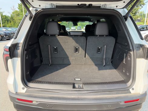 Used 2025 Chevrolet Traverse LT w/ Enhanced Driving Package FWD image 8