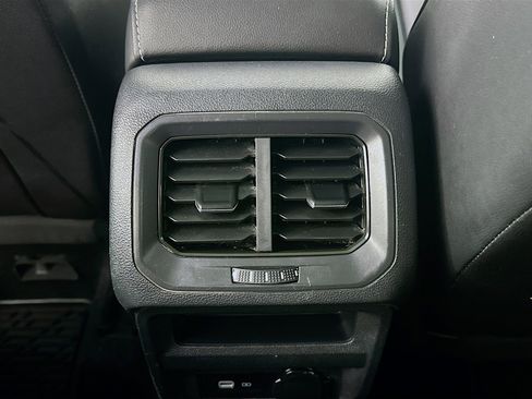 Used 2022 Volkswagen Tiguan SE w/ Panoramic Sunroof Package image 28