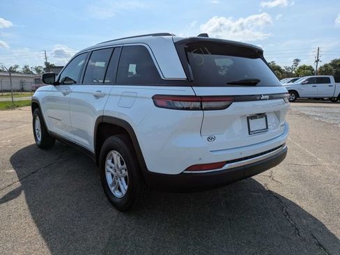 Used 2023 Jeep Grand Cherokee Laredo RWD image 6