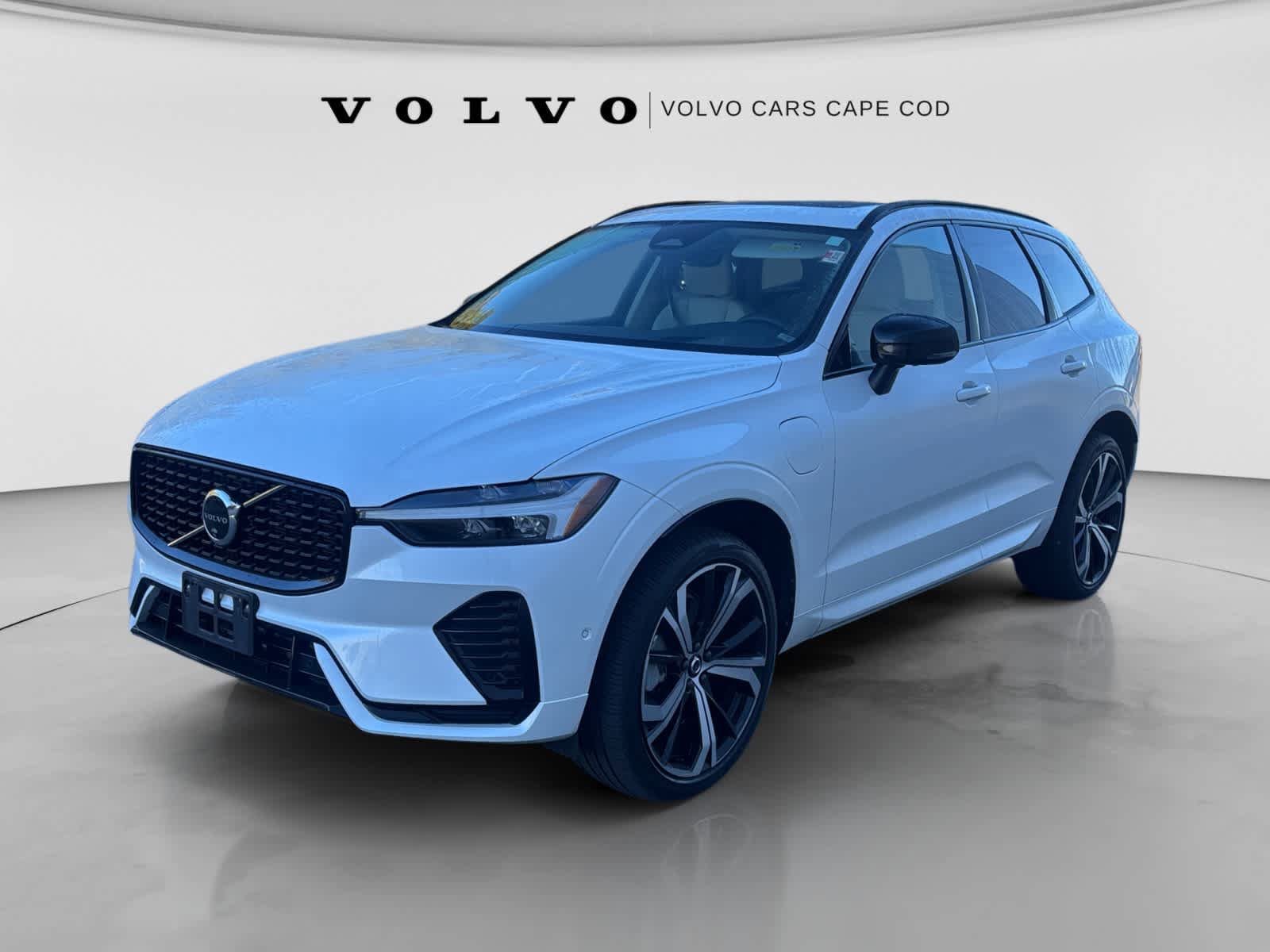 Used 2025 Volvo XC60 T8 Ultra w/ Protection Package Premier AWD/4WD image 3