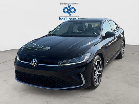 Used 2025 Volkswagen Jetta SE FWD image 2