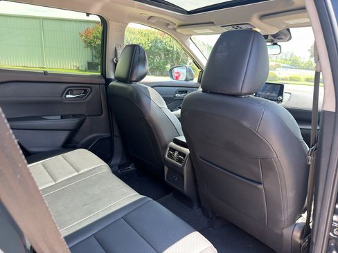 Certified 2023 Nissan Rogue SV w/ SV Premium B Package AWD/4WD image 17